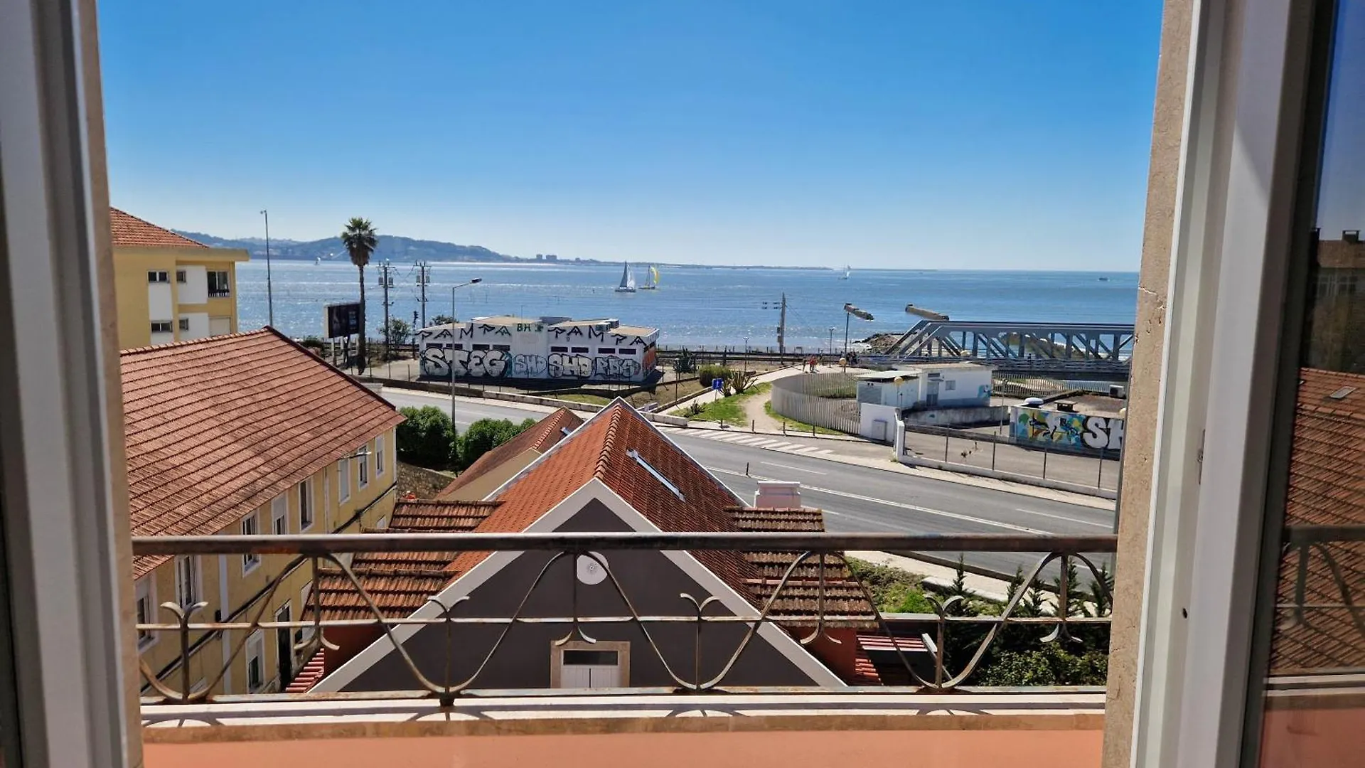 Riverfront 2 Bedrooms With Balcony Cruz Quebrada 0*,  Portugal