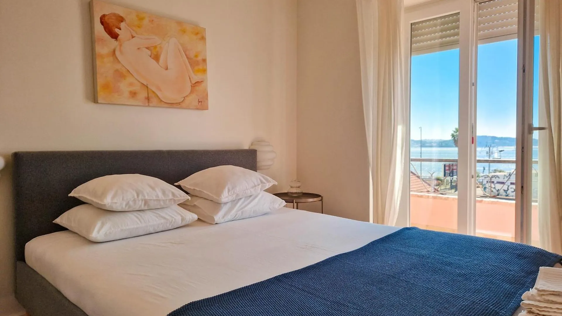 Riverfront 2 Bedrooms With Balcony Cruz Quebrada 0*,  Portugal